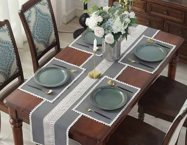 ست زیر بشقابی با رانر روی میز