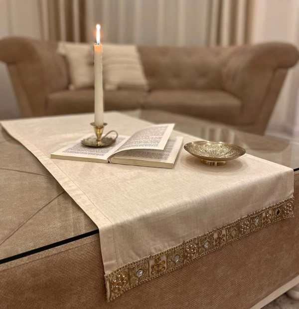 رانر روی میز جلو مبلی